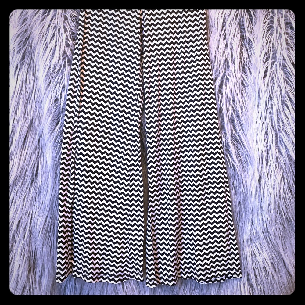 BLACK & WHITE CHEVRON PATTERN PALAZZO PANTS